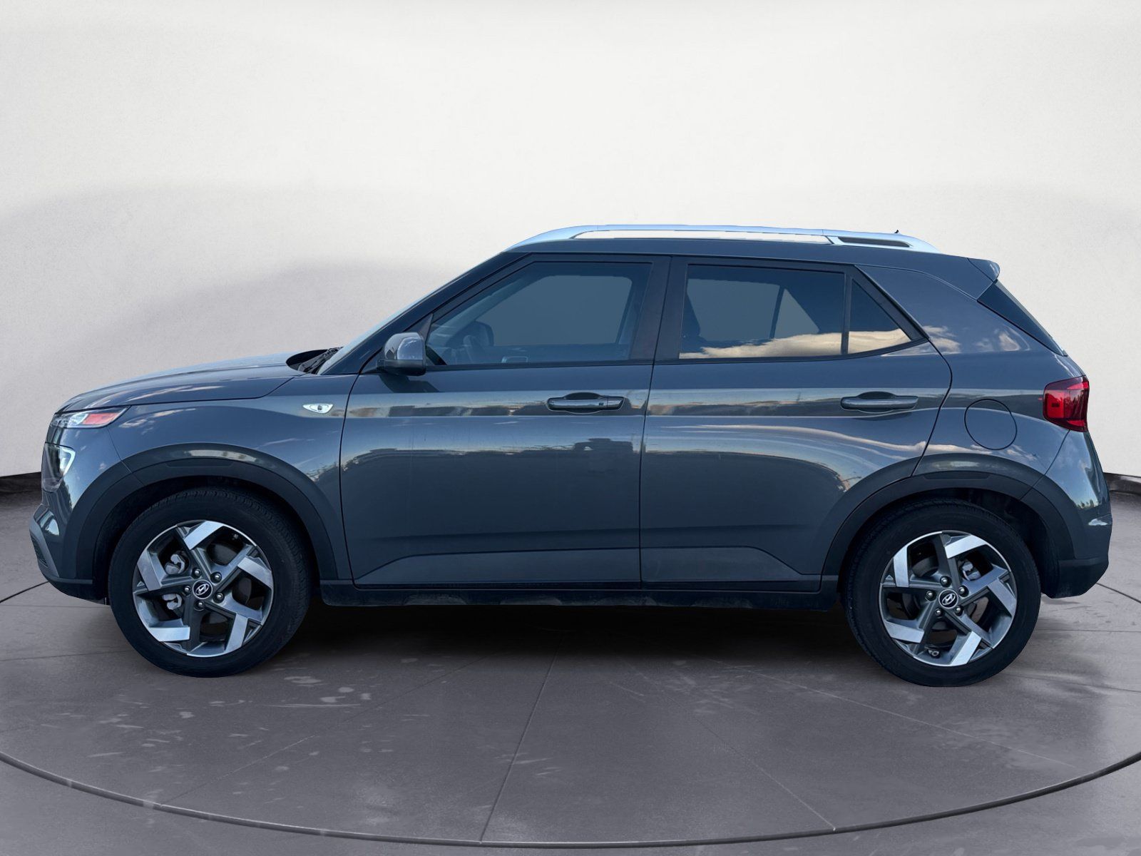 Used 2025 Hyundai Venue SEL FWD image 3