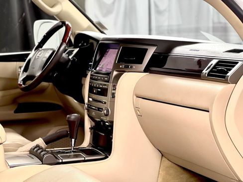 Used 2013 Lexus LX 570 4WD w/ Luxury Pkg image 22