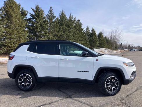 Used 2025 Jeep Compass Trailhawk AWD/4WD image 24