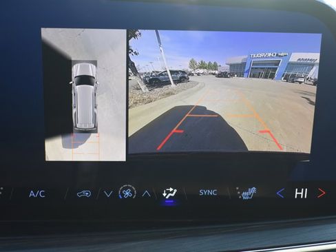 Used 2025 Chevrolet Suburban Z71 image 27