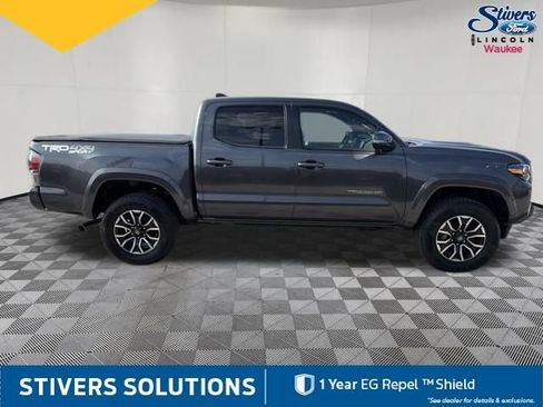 Used 2022 Toyota Tacoma TRD Sport w/ TRD Premium Sport Package AWD/4WD image 5