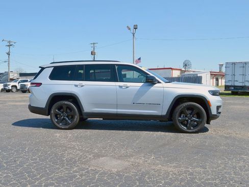 Used 2023 Jeep Grand Cherokee L Laredo AWD/4WD image 3