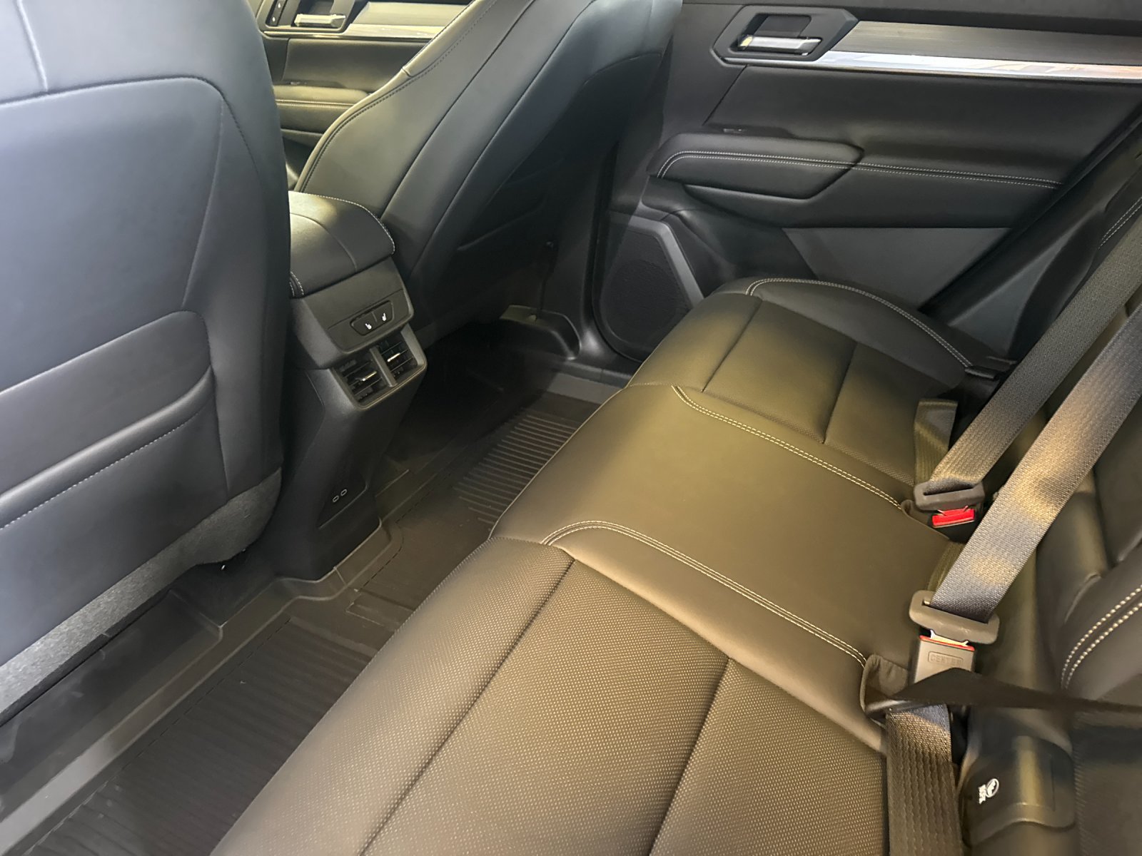 New 2027 GMC Terrain Elevation w/ Elevation Premium Package AWD/4WD image 13