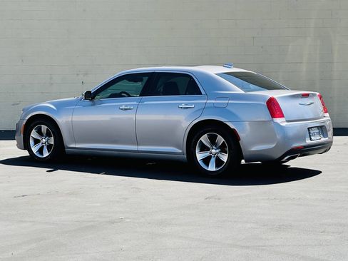 Used 2016 Chrysler 300 C RWD image 5