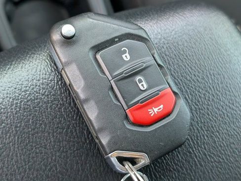 Used 2020 Jeep Wrangler Unlimited Sahara AWD/4WD image 31