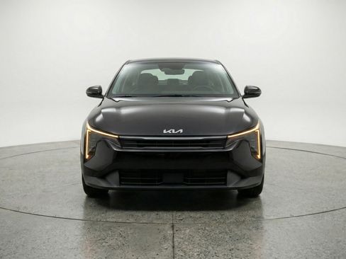 Used 2025 Kia K4 LXS image 2
