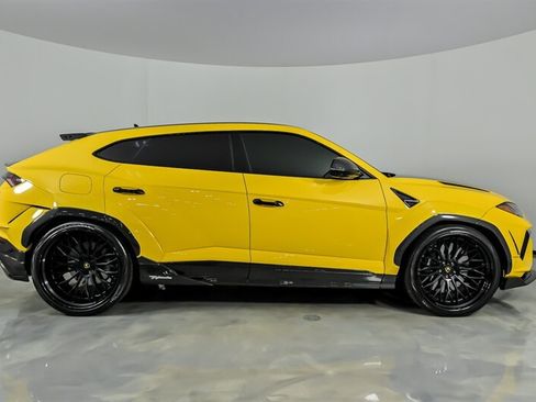 Used 2023 Lamborghini Urus Performante AWD/4WD image 12