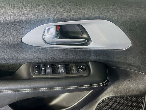 Used 2021 Chrysler Pacifica Touring w/ Uconnect Theater Family Group FWD image 12