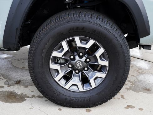 Certified 2022 Toyota Tacoma TRD Off-Road AWD/4WD image 10