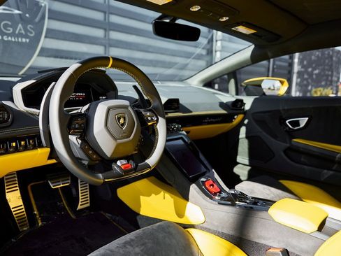 Used 2023 Lamborghini Huracan Tecnica image 2