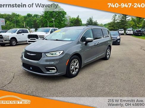 Used 2023 Chrysler Pacifica Limited FWD image 3