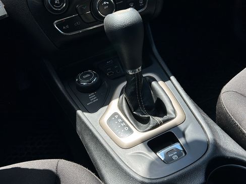 Used 2018 Jeep Cherokee Latitude w/ Altitude Package AWD/4WD image 22