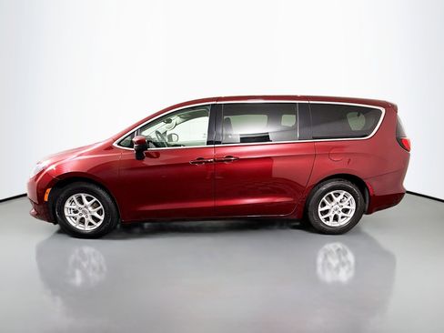 Used 2023 Chrysler Voyager LX image 6