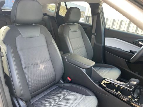 Used 2025 Chevrolet Trax LT image 35