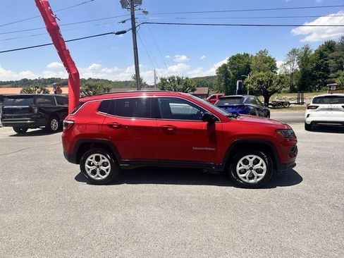 Used 2025 Jeep Compass Latitude AWD/4WD image 4