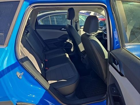 Certified 2023 Volkswagen Taos SE image 8