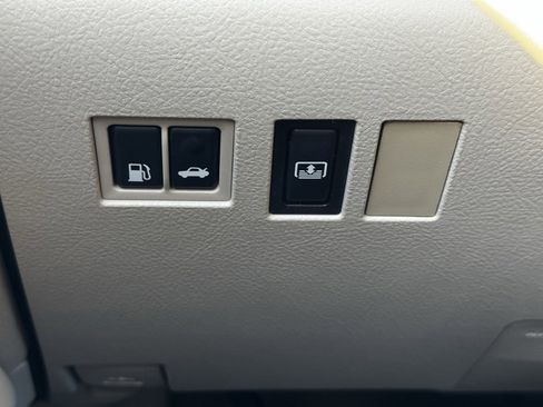 Used 2011 Toyota Avalon Limited image 34