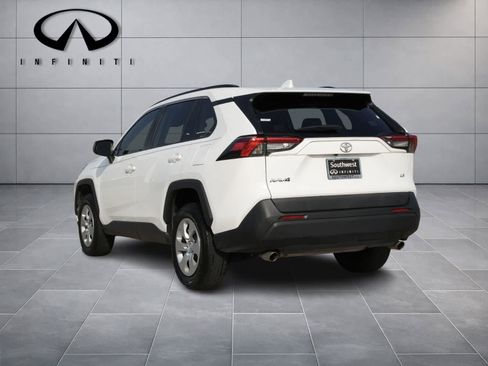 Used 2019 Toyota RAV4 LE FWD image 5