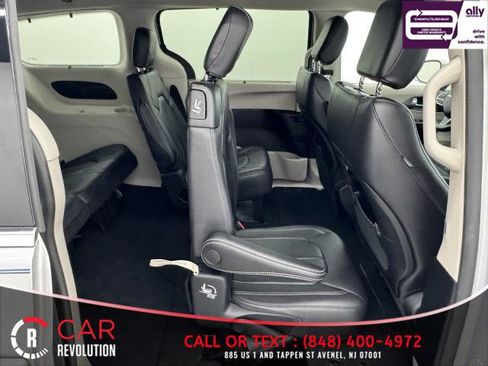Used 2022 Chrysler Pacifica Touring-L image 56