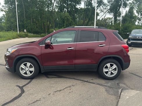 Used 2017 Chevrolet Trax LT w/ LT Convenience Package FWD image 2