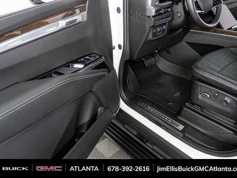 Used 2025 Cadillac Escalade ESV Sport Platinum image 9