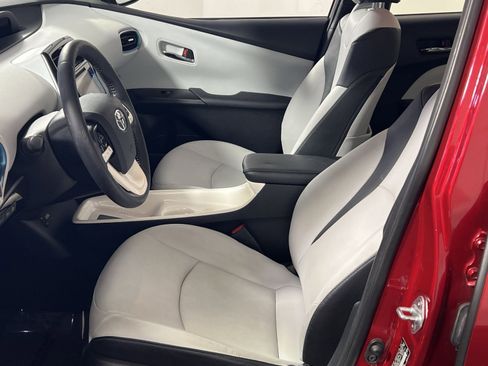 Used 2017 Toyota Prius Four image 12