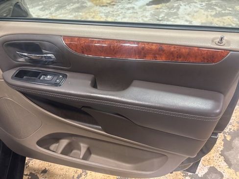 Used 2014 Chrysler Town & Country Touring image 16