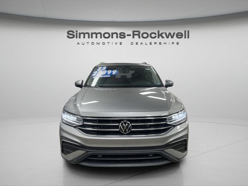 Used 2023 Volkswagen Tiguan SE w/ Panoramic Sunroof Package AWD/4WD image 8