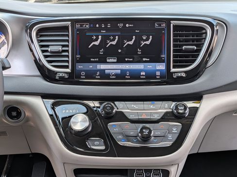 Used 2023 Chrysler Pacifica Touring-L FWD image 29