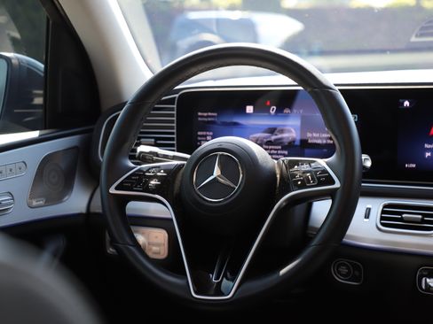Used 2024 Mercedes-Benz GLS 450 4MATIC image 19