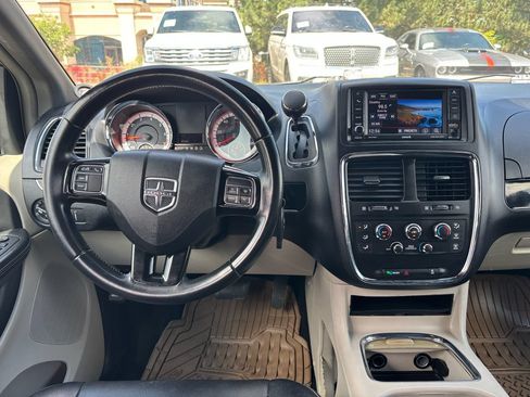 Used 2017 Dodge Grand Caravan SXT FWD image 16