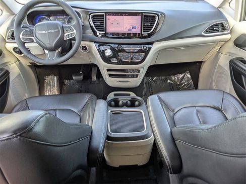 Used 2022 Chrysler Pacifica Touring-L image 17
