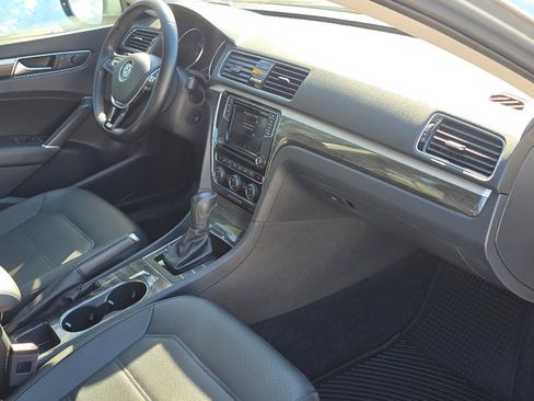 Used 2018 Volkswagen Passat 2.0T SE image 17