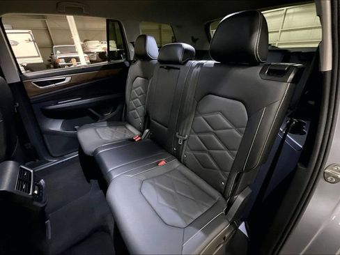 Used 2025 Volkswagen Atlas SE image 24