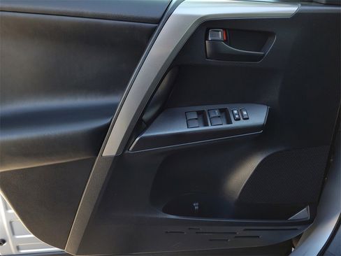 Used 2018 Toyota RAV4 LE image 10