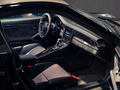 Used 2018 Porsche 911 GT2 RS RWD image 2