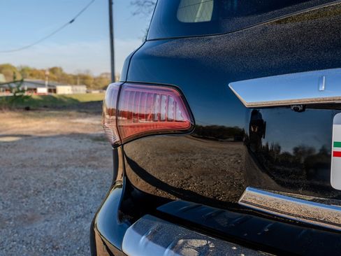 Used 2017 INFINITI QX80 2WD w/ Driver Assistance Package image 10