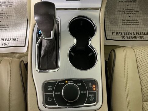 Used 2020 Jeep Grand Cherokee Overland w/ Interior Metal Package AWD/4WD image 28