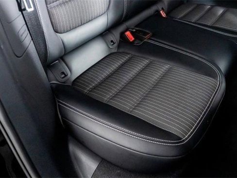 Used 2025 Porsche Macan Turbo AWD/4WD image 32