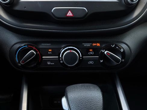 Used 2025 Kia Soul LX w/ LX Technology Package FWD image 25
