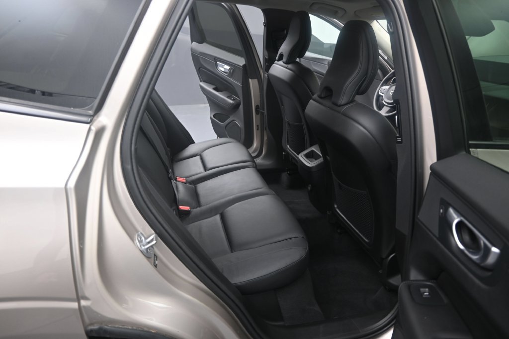 Certified 2024 Volvo XC60 B5 Plus AWD/4WD image 19