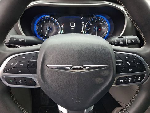 Used 2023 Chrysler Pacifica Touring-L image 19