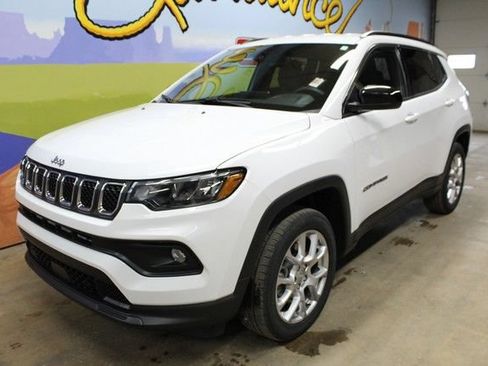 Used 2023 Jeep Compass Latitude AWD/4WD image 8