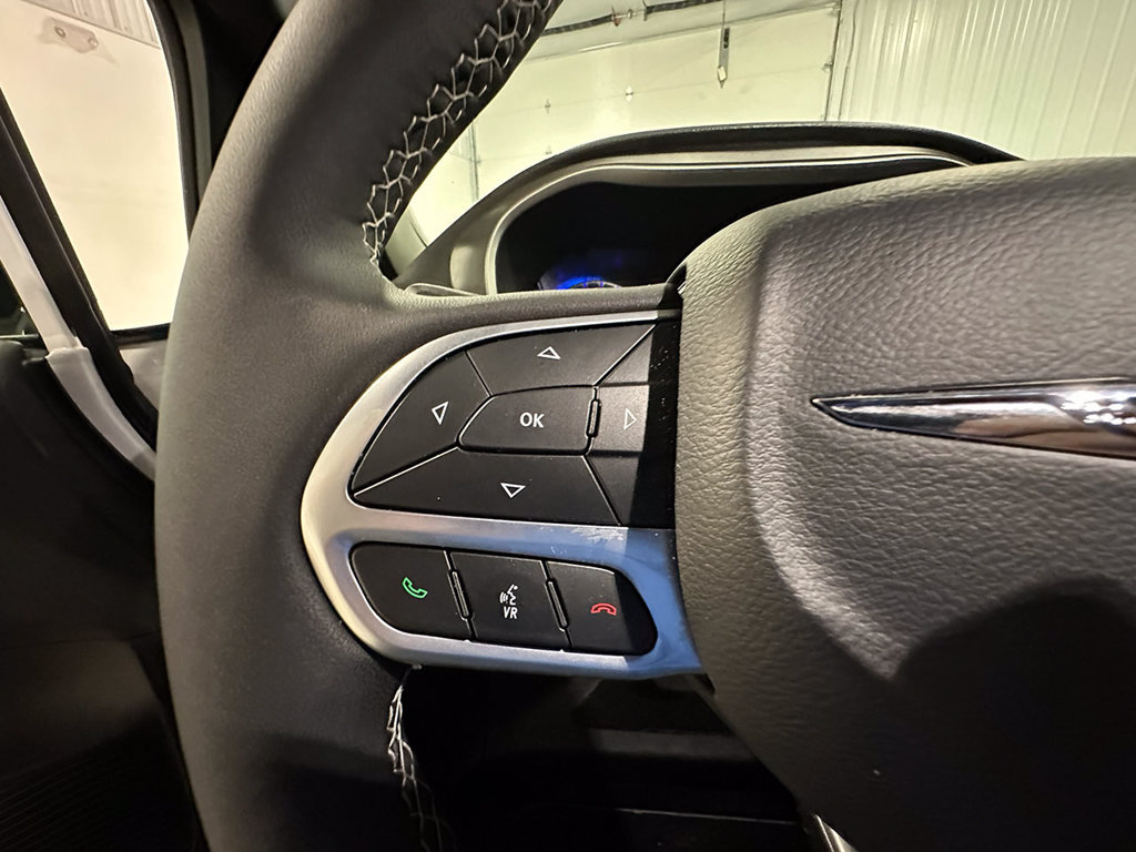 Used 2025 Chrysler Pacifica Select FWD image 32