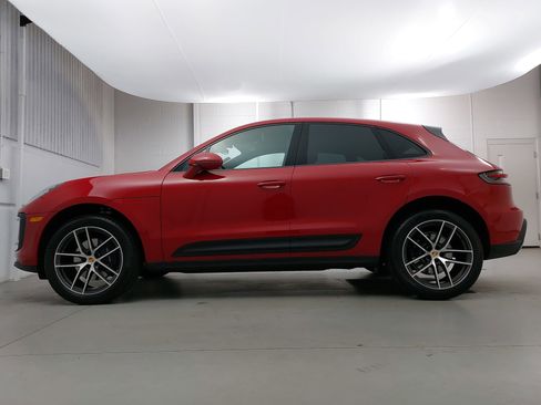 Certified 2025 Porsche Macan image 2