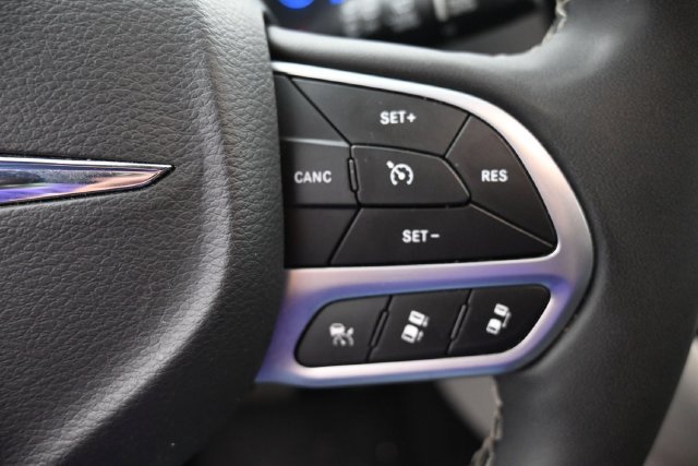 Used 2024 Chrysler Pacifica Limited FWD image 26