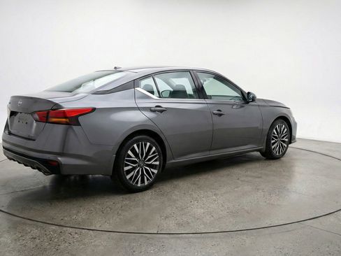 Used 2025 Nissan Altima 2.5 SV FWD image 9