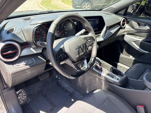 Certified 2025 Chevrolet Trax RS w/ Sunroof Package FWD image 16