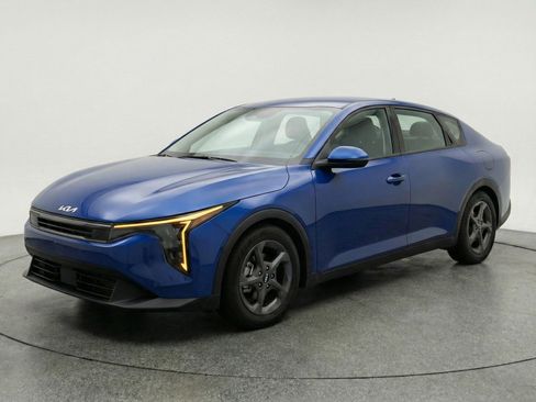Used 2025 Kia K4 LXS image 3