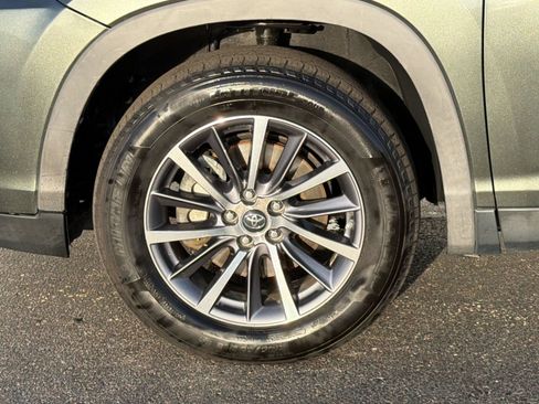 Used 2019 Toyota Highlander XLE FWD image 13